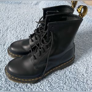 1460 SMOOTH LEATHER LACE UP Dr. MARTENS